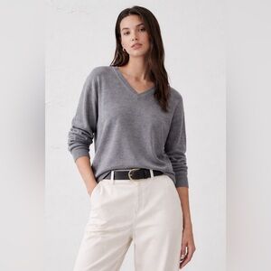 BANANA REPUBLIC MERINO WOOL VNECK SWEATER